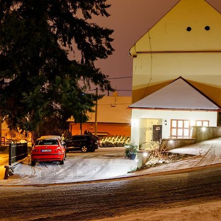 Hotel Restaurace a penzion pod hradem Zlín Esterno foto
